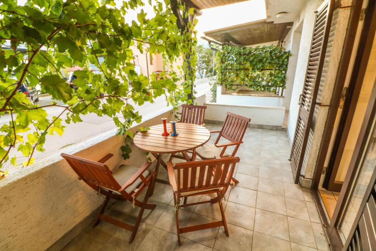 Apartments Vladan With Terrace Baska  Bagian luar foto
