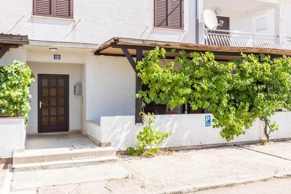 Apartments Vladan With Terrace Baska  Bagian luar foto