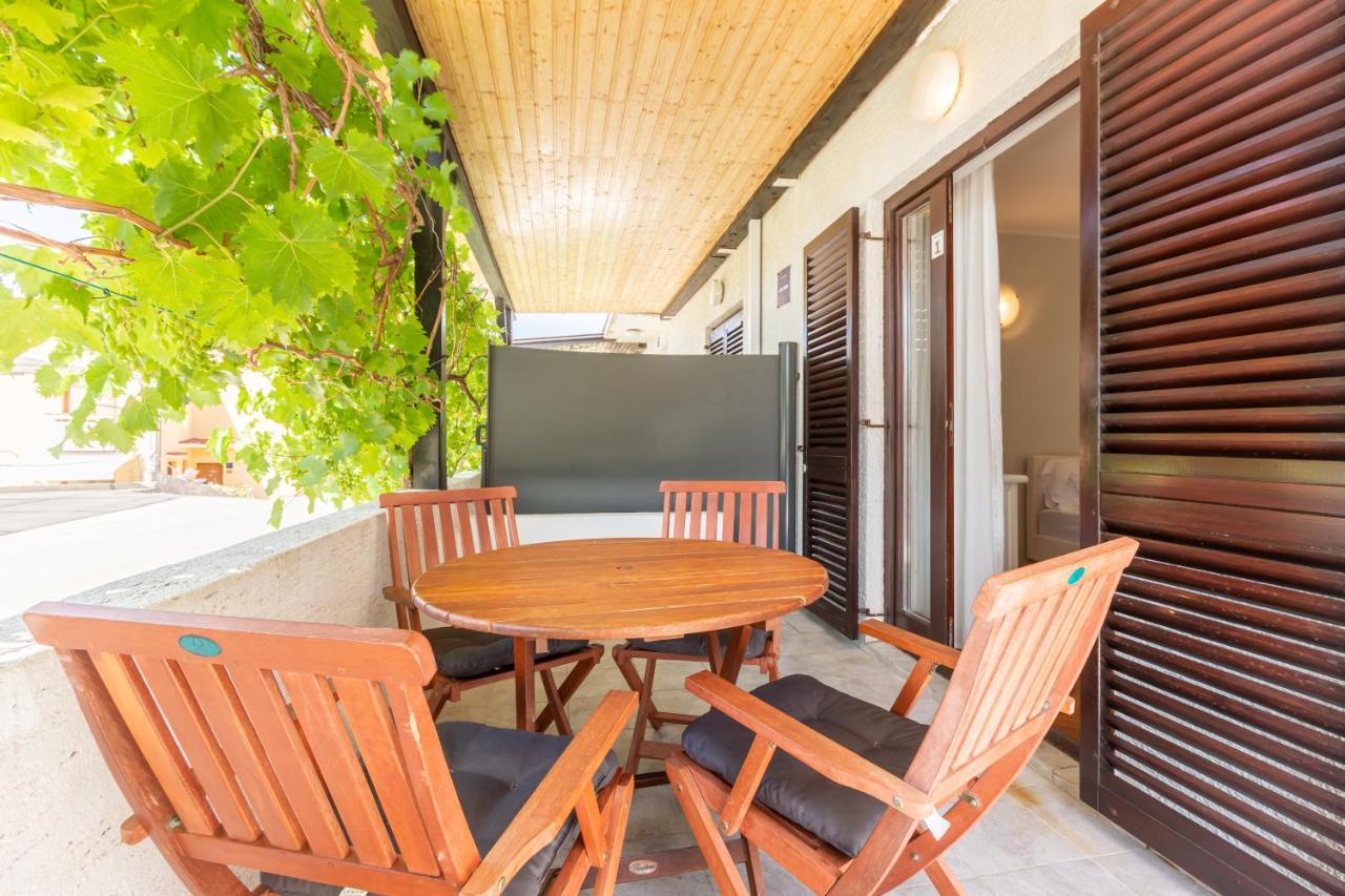 Apartments Vladan With Terrace Baska  Bagian luar foto